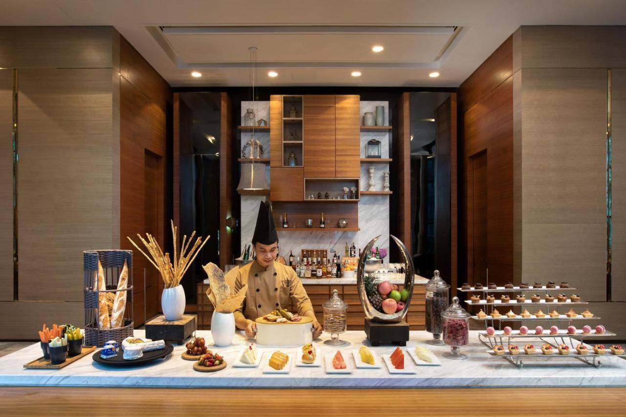Sofitel Kuala Lumpur Damansara Hotel Eksteriør billede A pastry chef at work