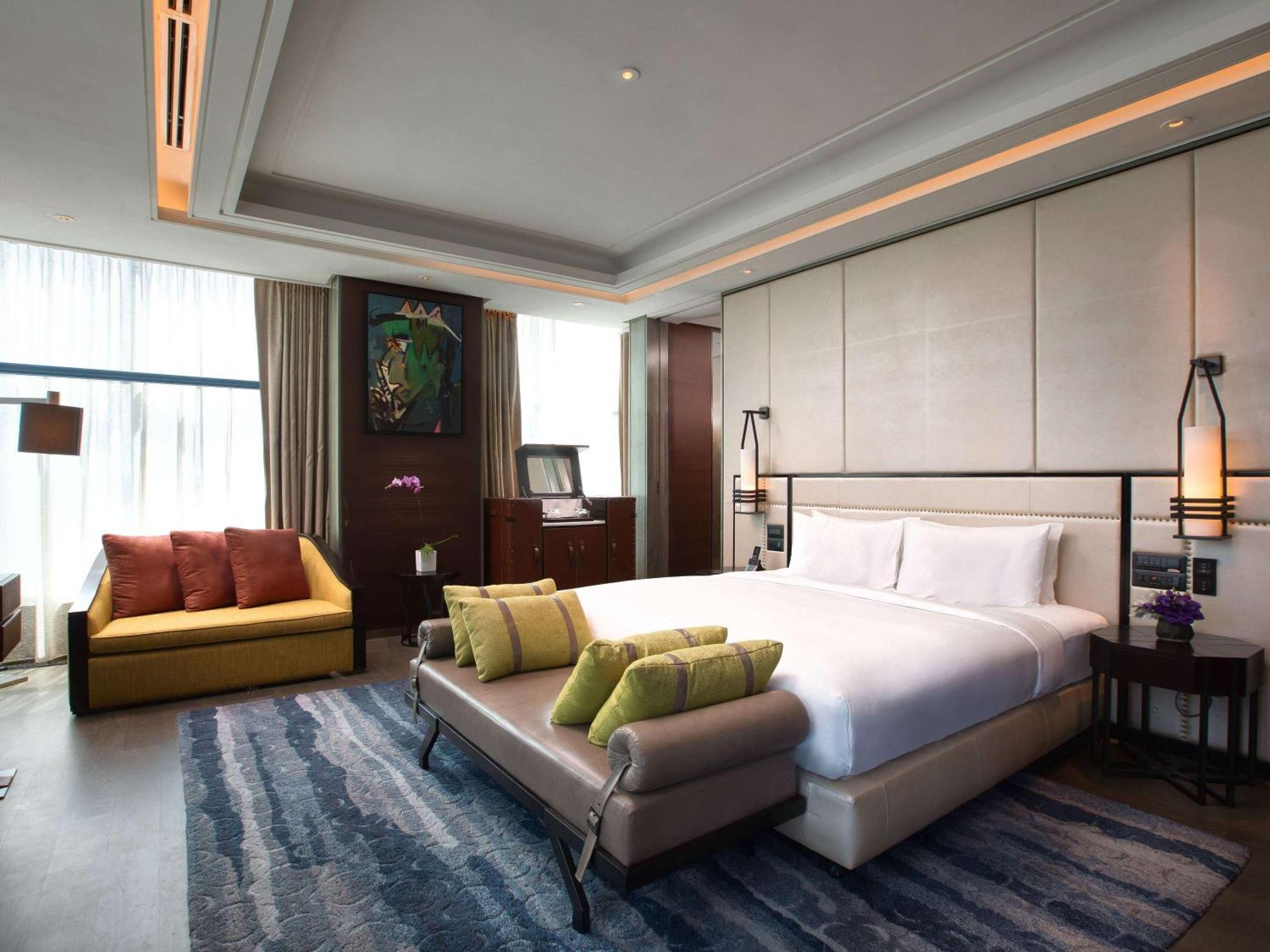 Sofitel Kuala Lumpur Damansara Hotel Eksteriør billede A bedroom at the hotel
